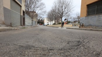 El gran socavón ha obligado a cortar la calle.