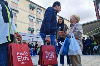 Rubén Alfaro, junto a la familia socialista, ha recorrido los mercados.