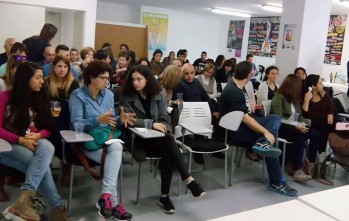 Imagen del colectivo durante una charla del colectivo en el Espacio Joven de Villena.