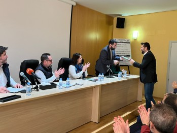 El presidente de la AMCE Santa Cecilia, David Mancera, también ha recibido una de las partituras de la pieza obligatoria de este año. 