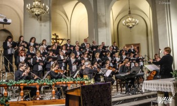 Imagen de la Coral Santos Patronos junto con la Orquesta de Cámara Ciudad de Elda en la iglesia de Santa Ana | J.C.