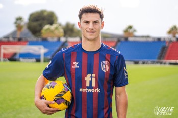 Llabrés es jugador azulgrana hasta el 30 de junio | Nando Verdú. 