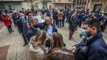 La banda recorrió Petrer para recoger a los músicos | J.C.