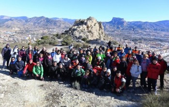 Primer grupo inclusivo que subió a Bolón, con el Cid de fondo | Jesús Cruces.