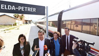 Los socialistas en la estación de trenes | Jesús Cruces.