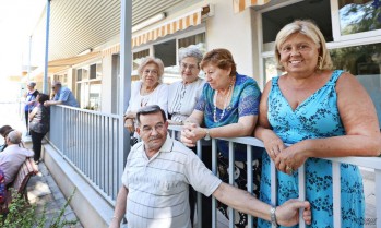 Usuarios y familiares en el centro durante la celebración | Jesús Cruces.