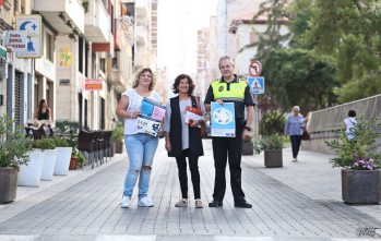 Las ediles de Petrer y Elda junto al policía Ernesto López | Jesús Cruces.
