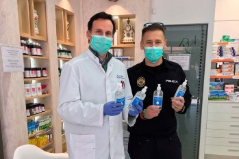 La Farmacia Roberto Valero dona material desinfectante a la Policía de Petrer