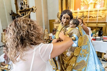 Con mimo las camareras preparan a la Virgen de la Salud | Nando Verdú.