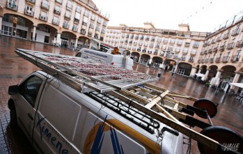 La empresa Ximenez espera a que cese la lluvia para quitar la iluminación en Plaza Mayor | Jesús Cruces.
