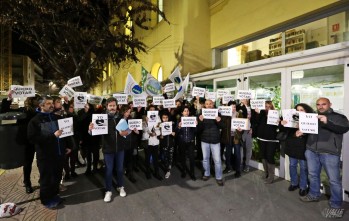 Medio centenar de padres se han concentrado a las puertas del centro | Jesús Cruces.