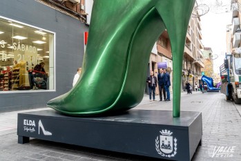 Los zapatos se encuentran decorando la calle Juan Carlos I con motivo de la Navidad | Nando Verdú. 