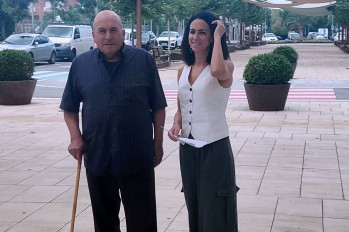 Ahmed Tommouhi junto con la abogada Celia Carbonell. 