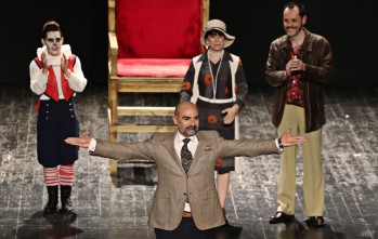 El actor eldense Antonio Nieves hizo reír y reflexionar al Teatro Castelar sobre la crueldad