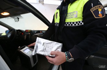 La Policía Local ha realizado un test de drogas al conductor | Jesús Cruces.