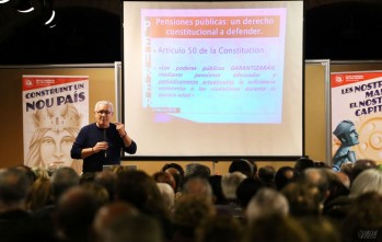 Lara defendió el sistema público de pensiones ante 200 personas en Petrer | Jesús Cruces.