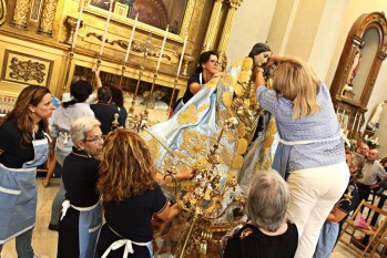 Las camareras mientras vestían a la Virgen de la Salud | Jesús Cruces