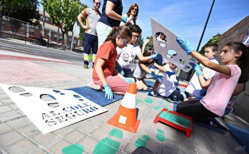 Los niños han pintado en el suelo el recorrido que realizarán a pie| Jesús Cruces.