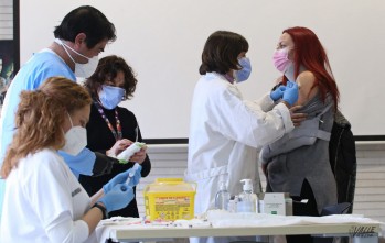 Imagen de uno de los trabajadores de Asprodis vacunándose.