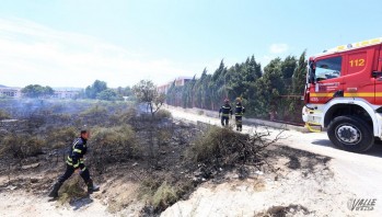 Los Bomberos han extinguido el fuego que se ha propagado por la parcela.