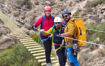 Pérez de Tudela junto a Rubén Alfaro y David Soriano de la empresa AKAWI en el puente nepalí | Ayuntamiento de Elda