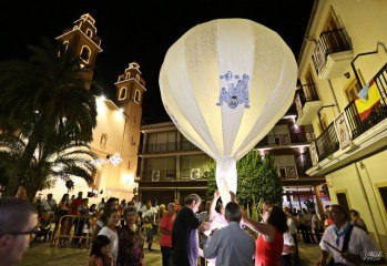 El primer globo aerostático en honor a los Santos Patronos surca la noche de Elda