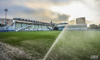 El césped natural vuelve a florecer en el campo anexo después de 52 años | J. Cruces.