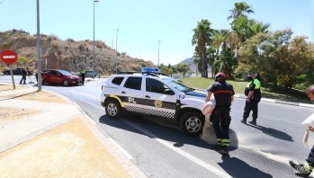 Policía Local ha regulado el tráfico mientras los Bomberos actuaban.