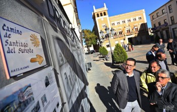 Alfaro ha presentado hoy las placas indicativas | Jesús Cruces.