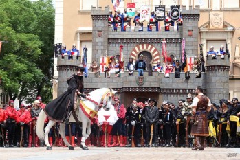 Los cristianos defendiendo el castillo ante la presencia de las huestes moras | Jesús Cruces.