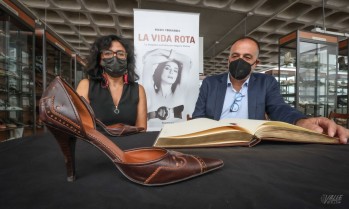 La directora del Museo del Calzado, Loles Esteve, recibió los zapatos de la mano de Miguel Fernández | J.C.
