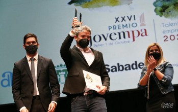 Diego Tomás alza el premio Jovempa.