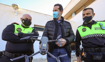El alcalde Rubén Alfaro muestra uno de los drones de la Policía Local | J.C.