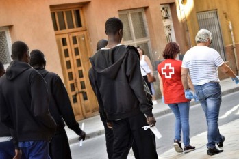 Cruz Roja de Elda acoge a diez inmigrantes de las costas de Almería