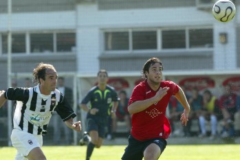 El eldense José David Larrosa y el osasunista Kike Sola disputan un balón en 2006. Eduardo Buxens.