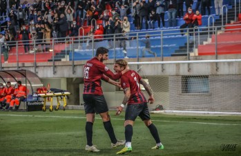 Áaron Níguez celebra con Redru tras marcar el gol de la victoria | J.C.