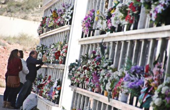 Elda amplía el horario de los autobuses para llegar al Cementerio Virgen de los Dolores