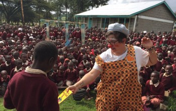 Marta Maestre realiza actividades con los niños durante su viaje a África.