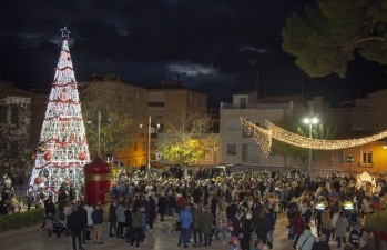 El árbol de Navidad mide 13 metros de altura | Ismael Cruces. 