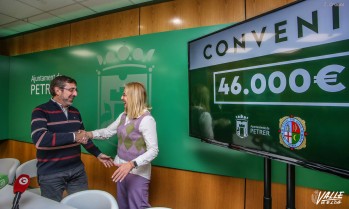 El presidente de la Unión de Festejos, Enrique Rubio, y la alcaldesa, Irene Navarro, han presentado el convenio de este año | J.C.