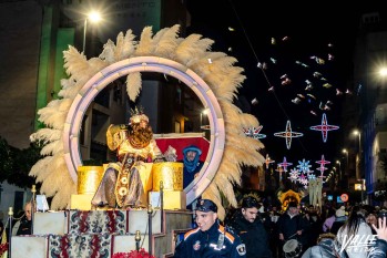 Los pequeños recogían con ganas los dulces que repartían los Reyes Magos | Nando Verdú.