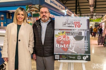 La edil de Comercio, Aída Tortosa, y el presidente de  la Asociación de Comerciantes del Mercado Frontera, José Escolano, han informado de los detalles | Nando Verdú. 