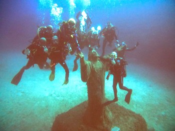 Los buceadores junto al Cristo sumergido de Malta.