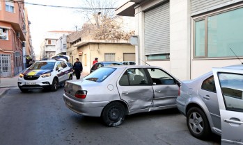 Colisión entre dos vehículos en la calle Toledo de Petrer 