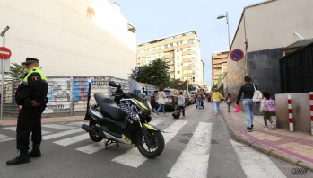 La Policía Local corta esta vía durante las horas punta.
