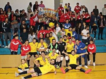 Equipo y afición celebrando el ascenso.
