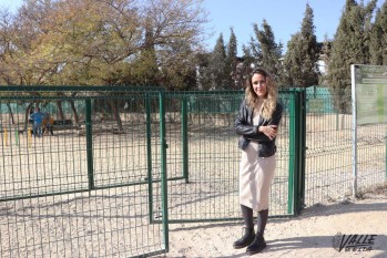 La edil junto ala nueva puerta del parque canino | Marta Maestre.