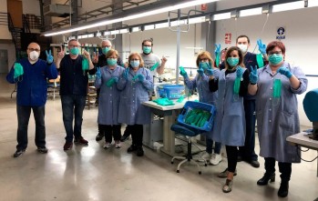 Imagen de parte del equipo de Hispanitas que trabaja haciendo mascarillas: aparadoras y cortadores.