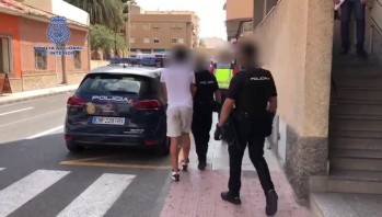 Imagen de la Policía Nacional escoltando al detenido.