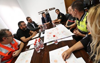 El subdelegado de Gobierno, José Miguel Saval, junto a Alfaro y responsables de seguridad | Jesús Cruces.